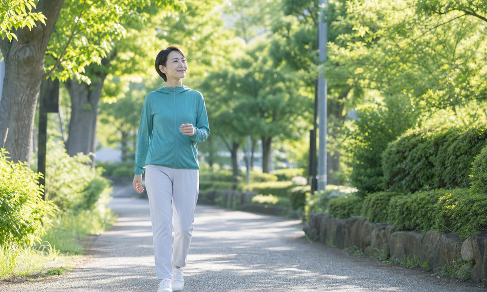 公園の平らな道を無理なく歩く様子