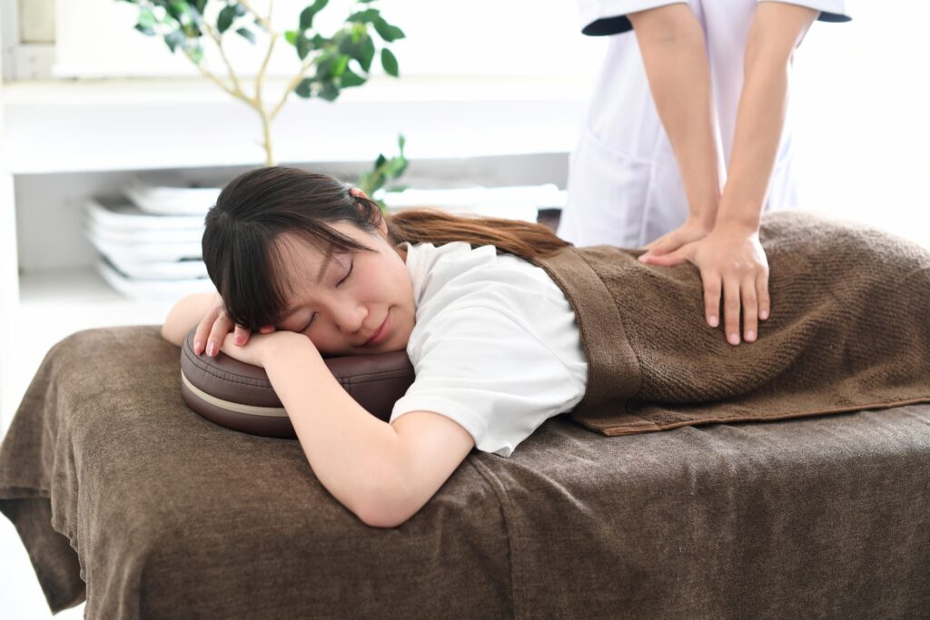 ぎっくり腰の際、間違った認識に基づいてマッサージを行うと、症状を悪化させてしまう可能性がある