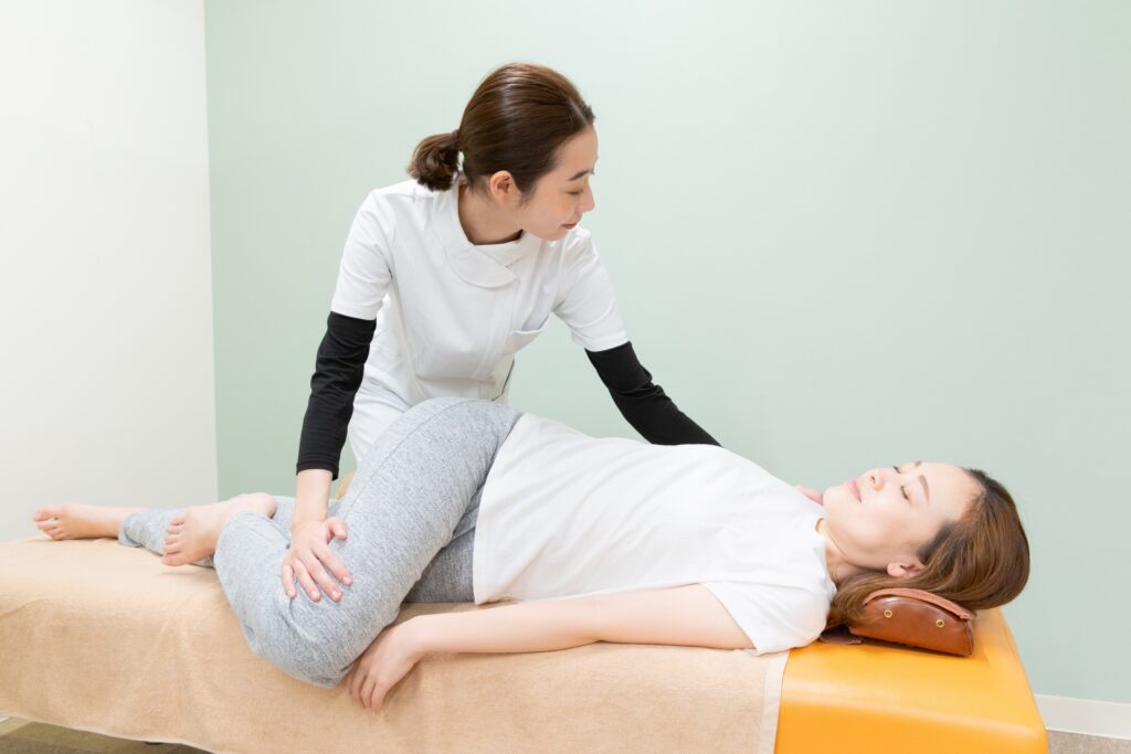 整体では、身体全体のバランスを整えることで、腰への負担を軽減し、ぎっくり腰のリスクを下げることができる