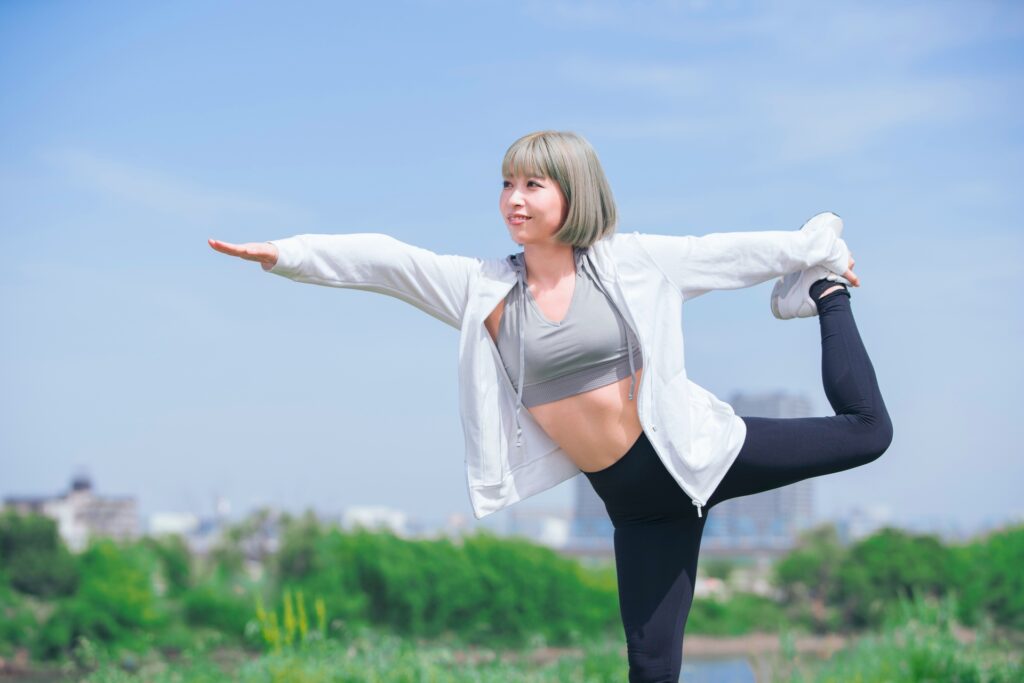ぎっくり腰の予防には、ウォーキングやストレッチ、体幹トレーニングなどが有効