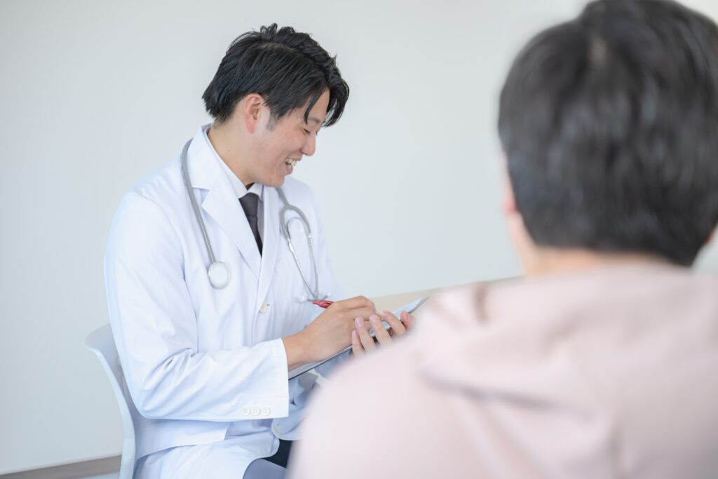 安静期間中は病院や整骨院に通院し、専門家の検査と適切な治療を受ける