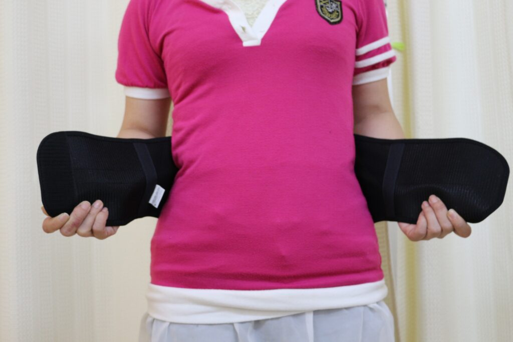 コルセットを装着することで、腰を安定させ、負担を軽減できる