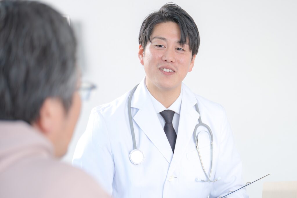 ぎっくり腰の痛みが引かない場合や悪化する場合は、医療機関の受診を検討する必要がある