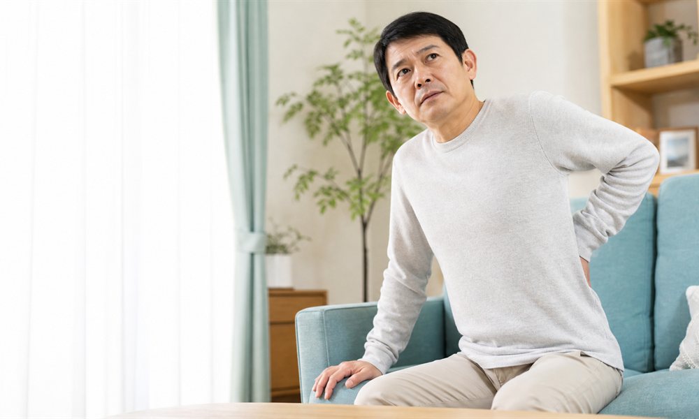 突然の腰痛に戸惑う人